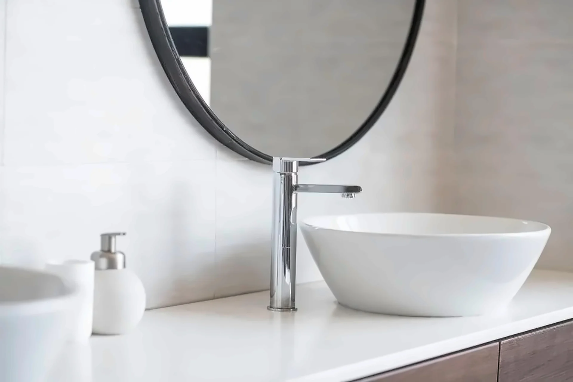 Freestanding bath, floating vanity: Vessel basin
